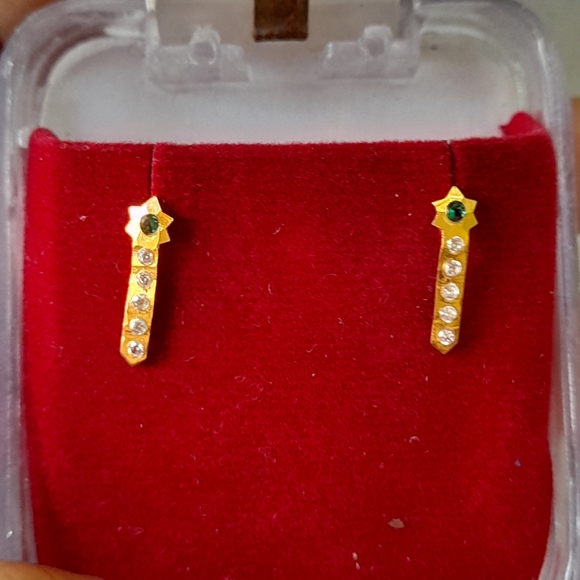 Beautiful new flower desine studs - Picture 5 of 16